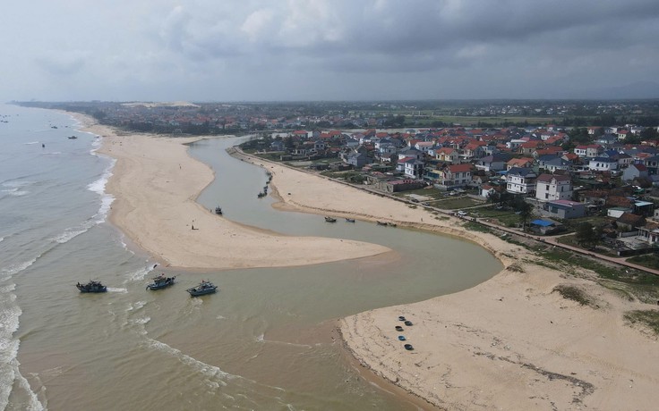 Cửa sông bị bồi lấp, hàng trăm tàu cá không thể ra vào