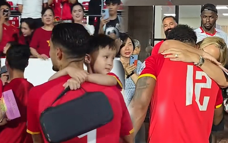 Hoàng Hên bế con Duy Mạnh, Xuân Son hạnh phúc bên gia đình nhỏ ăn mừng chiến thắng đội tuyển Malaysia