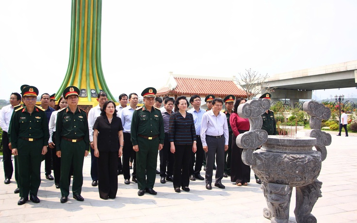 Phó thủ tướng Phạm Thị Thanh Trà dâng hương tại các địa chỉ đỏ tỉnh Quảng Trị