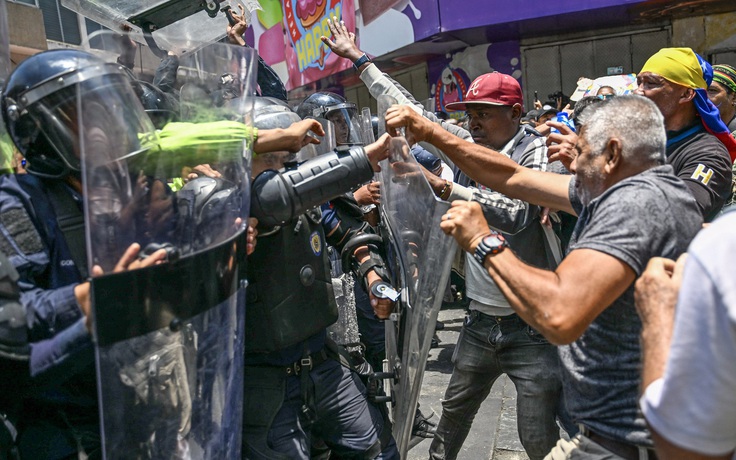 2.000 người Venezuela biểu tình đòi tăng lương