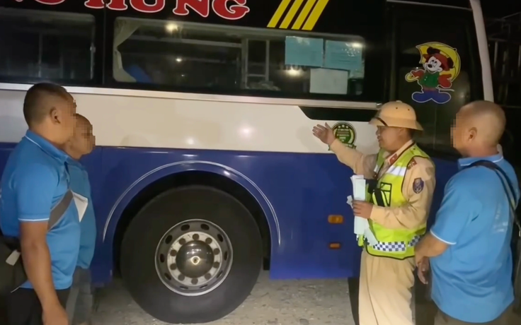 Không có bằng lái vẫn chạy xe khách trên cao tốc, bị phạt hơn 93 triệu đồng