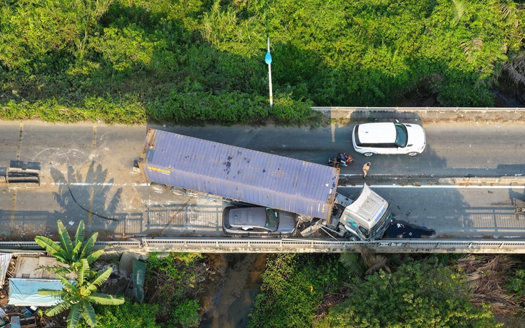 Xe đầu kéo gây tai nạn chắn ngang đường, cửa ngõ TP.HCM ùn ứ