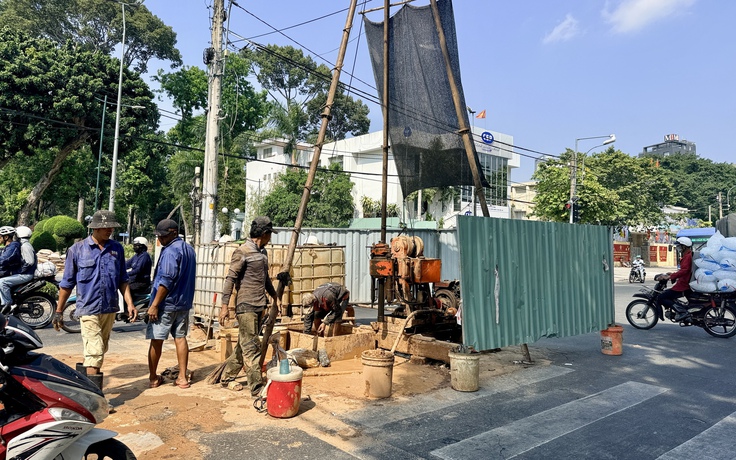 Hàng trăm lô cốt nằm giữa đường ở TP.HCM, gây khó lưu thông: Khi nào chấm dứt?