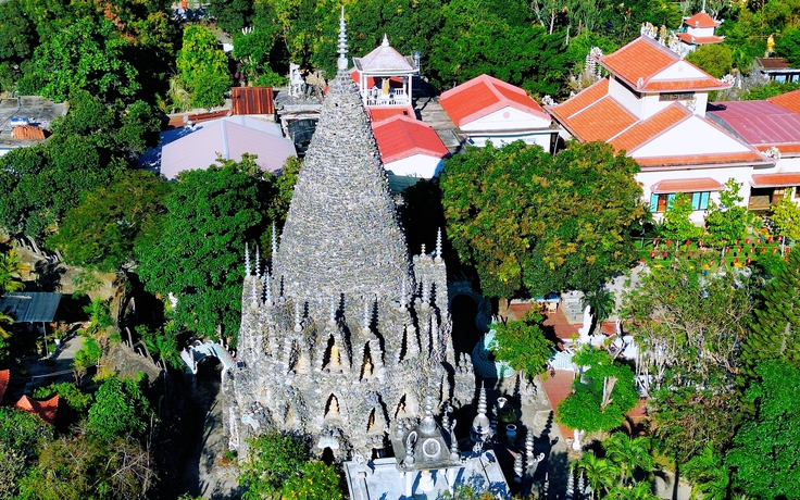 Khám phá chùa Từ Vân, kiệt tác từ san hô và vỏ ốc