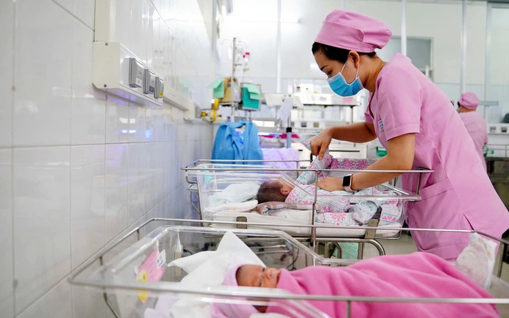 Dự báo dân số Việt Nam giảm mạnh: Người trẻ nói 'phải lo được cho con mới dám sinh'