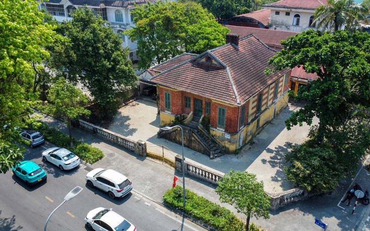 Cận cảnh biệt thự Pháp trên khu 'đất vàng' ven sông Hương trước khi bị tháo dỡ