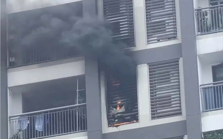 TP.HCM: Cháy căn hộ tầng 10 chung cư, hàng trăm cư dân tháo chạy