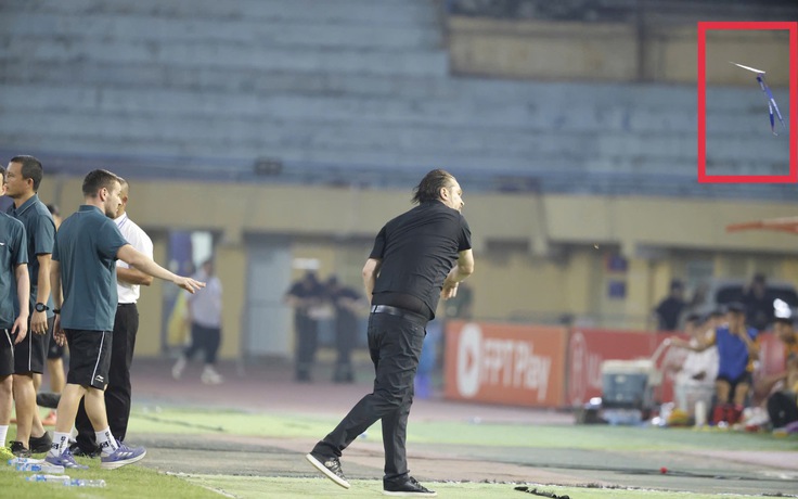 HLV Popov sẽ bị phạt nguội với mức nặng vì lỗi phản ứng, VPF đề nghị VFF vào cuộc khẩn