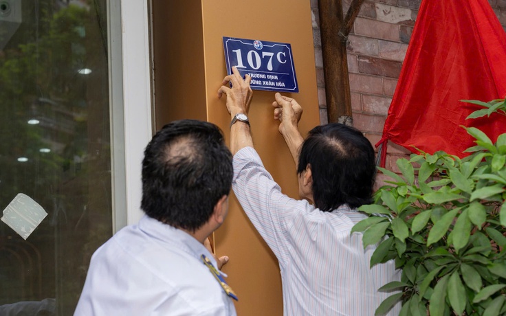 Phường trung tâm TP.HCM xử lý lấn chiếm vỉa hè, gắn bảng số nhà mới