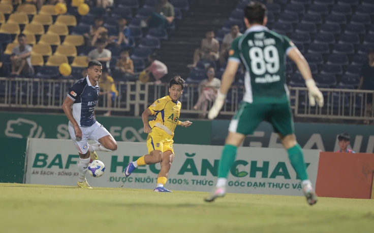 Trung vệ nhập tịch Đỗ Phi Long mắc lỗi nghiêm trọng, CLB Đà Nẵng thua đau SLNA