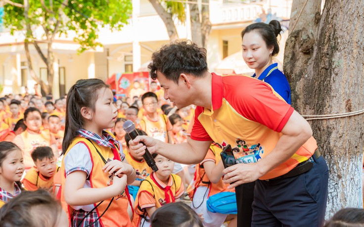 Nghệ sĩ nhân dân Xuân Bắc giao lưu cùng thiếu nhi