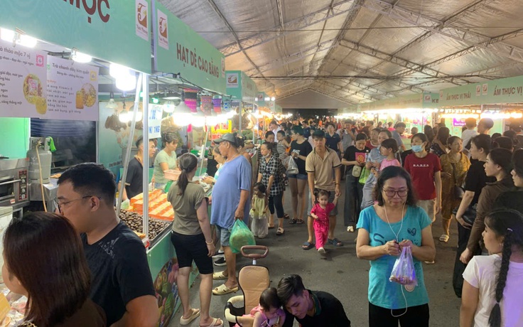 Người trẻ rủ nhau đến đây ăn bánh dân gian thỏa thích