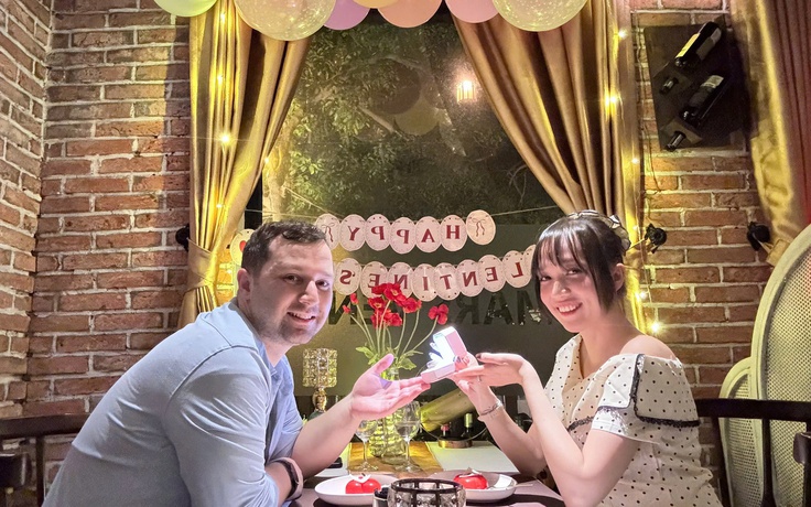 Chàng trai Mỹ vượt 15.000km gặp bạn gái và bí mật đằng sau túi quà 10.000 USD