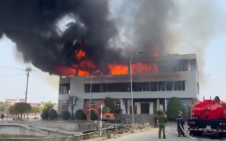 Hà Tĩnh: Cháy lớn tại showroom đồ gỗ