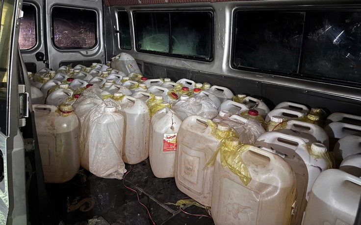 Mua 50 can xăng chở đến biên giới để vận chuyển qua Lào bằng xe máy