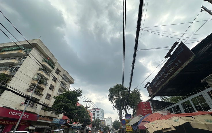 Chật vật chống chọi nắng nóng, người dân TP.HCM chờ cơn 'mưa vàng' giải nhiệt