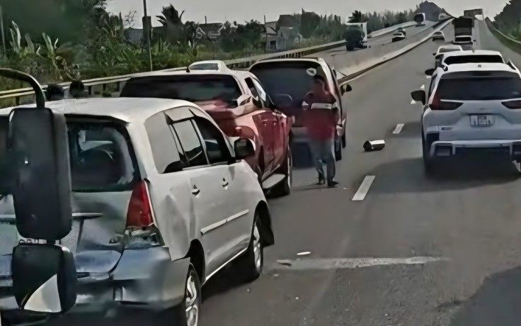 Tai nạn liên hoàn, 5 ô tô 'dính chùm' trên cao tốc TP.HCM - Trung Lương