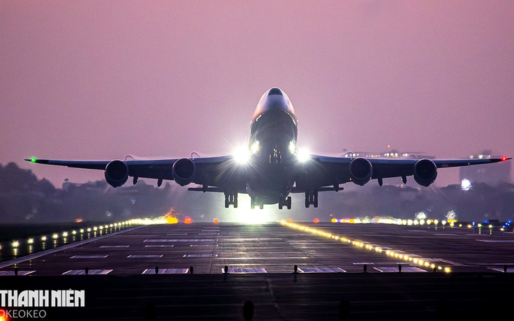 Đứng ven đường, ngồi quán cà phê hàng giờ để 'săn' ảnh máy bay ở TP.HCM