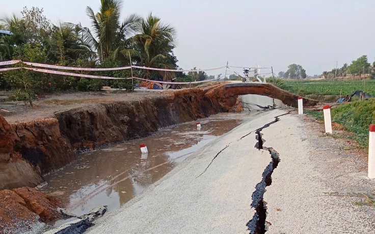 Sạt lở đường ven sông ở Tây Ninh, giao thông bị chia cắt