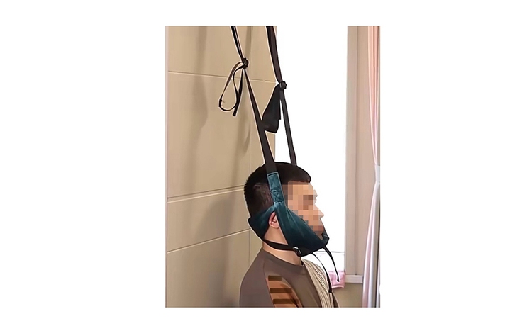 Cảnh báo nguy cơ liệt do tự kéo giãn cột sống cổ