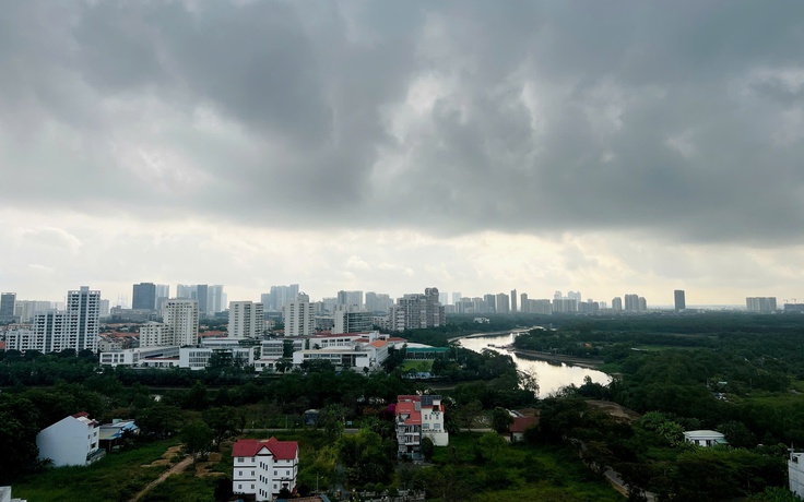 TP.HCM mây đen ùn ùn kéo đến, hôm nay sẽ có 'mưa vàng' giải nhiệt?