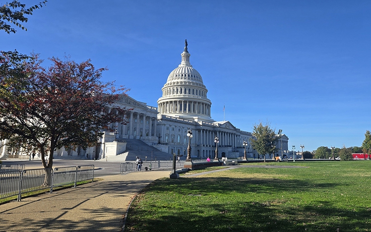 Hạ viện Mỹ chấn động vì bê bối trước bầu cử