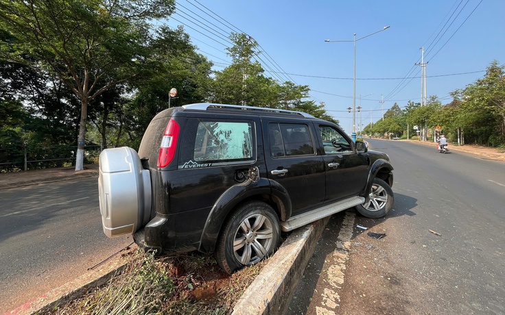 Nhậu say, 2 thanh niên rủ nhau trộm ô tô rồi gây tai nạn liên hoàn