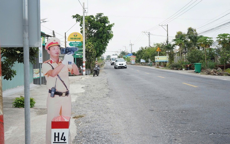 Hình nộm cảnh sát giao thông bắn tốc độ trên quốc lộ: Nhìn xa tưởng thật