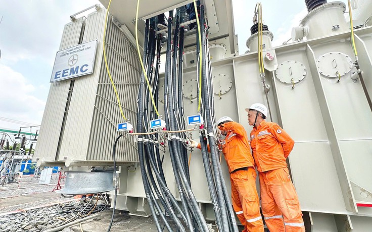 Chiếc đèn treo ngược và nỗi sợ 'hút người' của bà