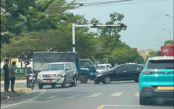 Đèn tín hiệu tê liệt hàng loạt suốt 2 tuần, giao thông Đồng Hới rối loạn