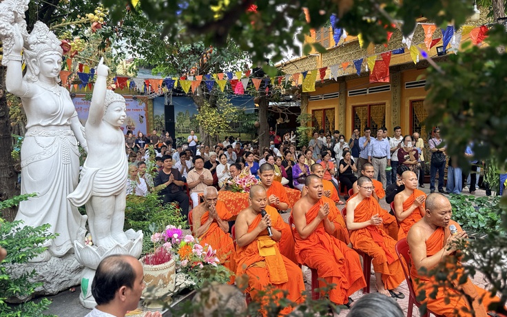 Giao thừa lúc 10 giờ 48 phút: Người Khmer ở TP.HCM đón năm mới giữa ban ngày