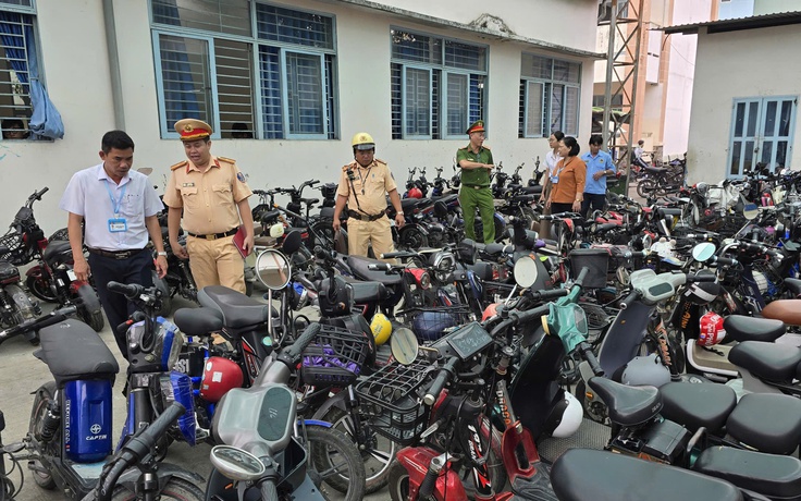 Siết xe điện 'độ chế', CSGT An Lạc kiểm tra bãi xe trường học