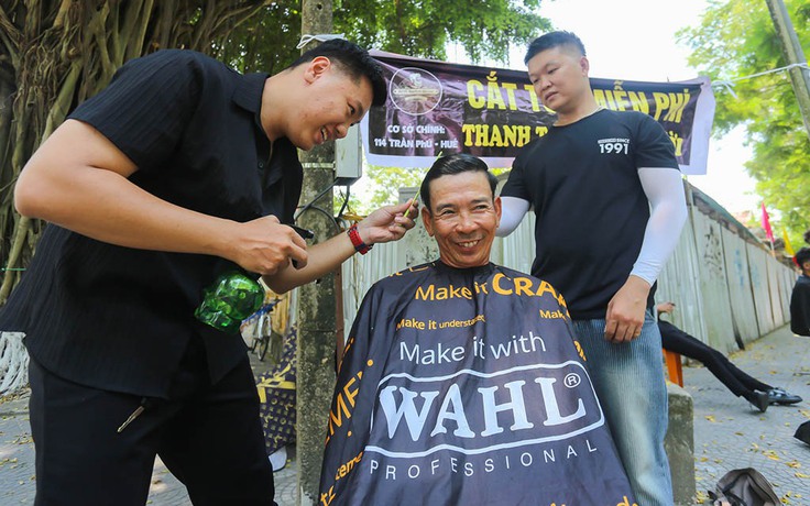 Tiệm tóc 'thanh toán bằng nụ cười' ở cố đô Huế