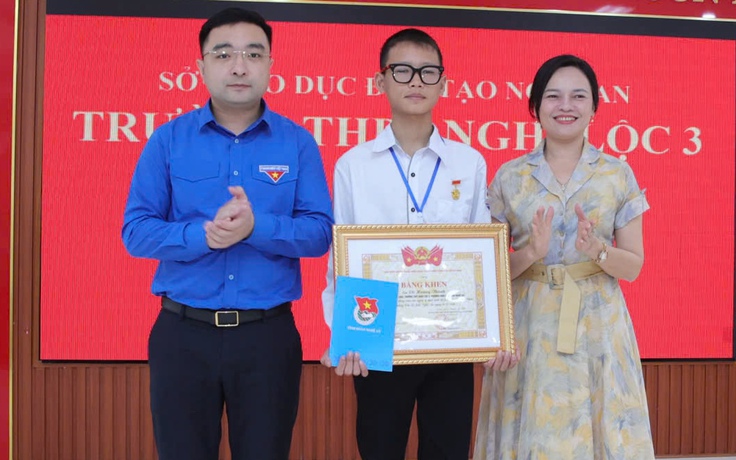 Tặng huy hiệu 'Tuổi trẻ dũng cảm' cho hai bạn trẻ lao xuống biển cứu người