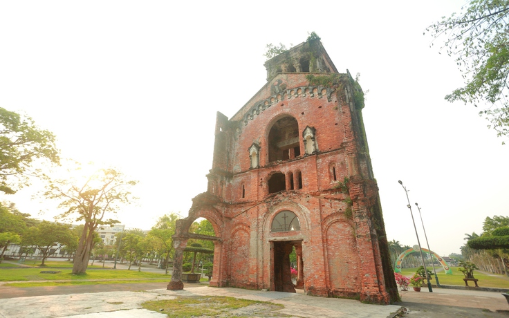 Từ tháp chuông trăm tuổi đến vương cung thánh đường lớn nhất Việt Nam