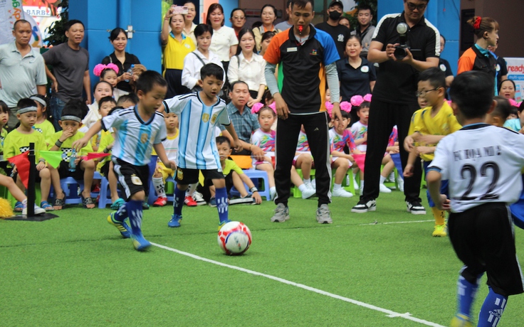 Vui như xem trẻ mầm non thi đấu thể thao