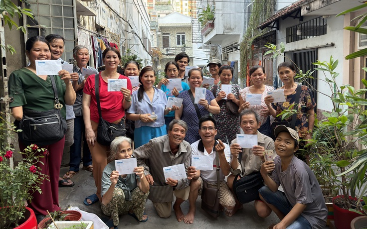 'Xóm vé số xứ Nẫu' ở TP.HCM: Nhận gần 100 triệu đồng, nhiều người bật khóc