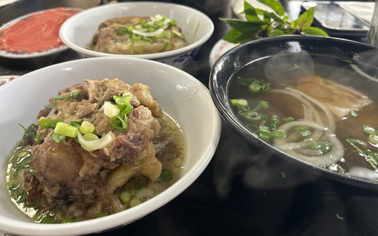 'Ăn phở thì chỉ có Phở 79': Quán ăn gia đình Việt ở Mỹ giành 'Oscar ẩm thực'