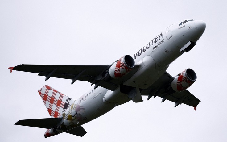 Một hãng hàng không tăng giá vé đã bán vì giá xăng tăng trước giờ cất cánh