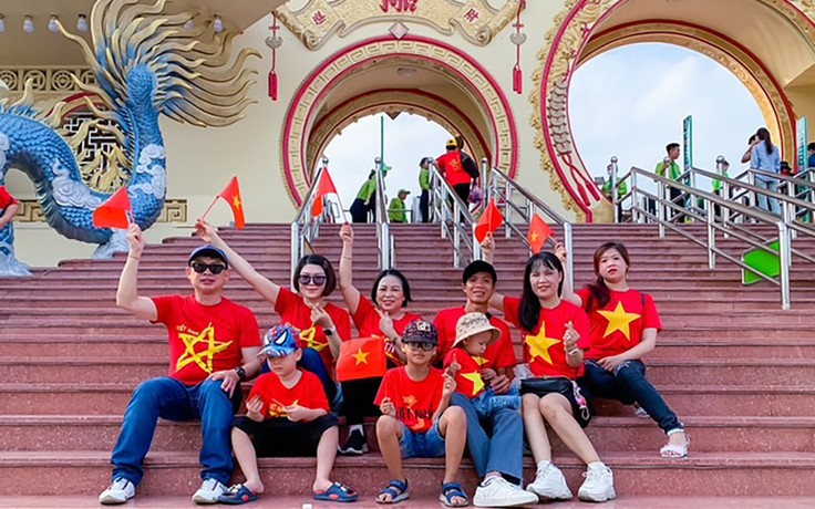 Suối Tiên hút khách dịp lễ với 1.000 vé miễn phí và 10.000 phần gạo lộc