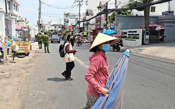 Hàng rong 'bủa vây' cổng trường ở TP.HCM, thấy lực lượng chức năng liền tháo chạy