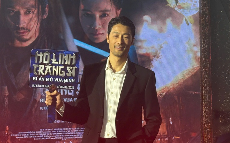 Johnny Trí Nguyễn tái xuất, nói gì khi đóng cảnh hành động ở tuổi 52?