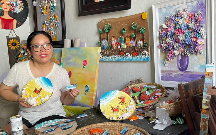 Họa sĩ 'vẽ' bằng quả khô, vỏ ốc, cành cây