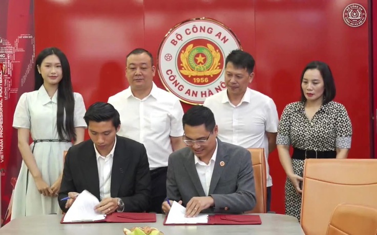 Đoàn Văn Hậu được CLB CAHN tái ký hợp đồng, Doãn Hải My chứng kiến ngày vui của chồng