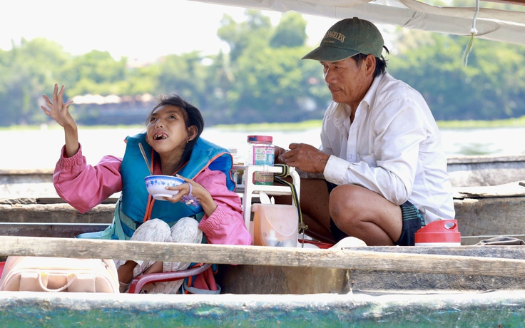 TP.HCM nhìn từ sông Sài Gòn: Tiếng cười của đứa con không bao giờ nói