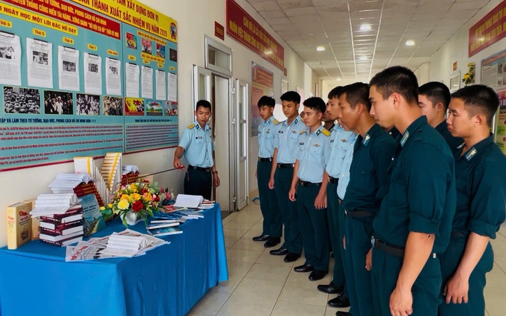 Bộ đội phòng không xếp sách thành 'cột mốc chủ quyền' lan tỏa văn hóa đọc