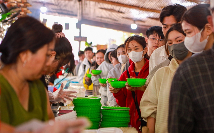 Buffet chay ở chùa TP.HCM có gì đặc biệt mà thu hút hàng ngàn người?