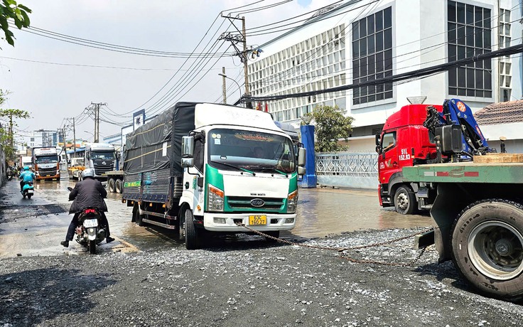 Đường vào cảng Tân Thuận xuống cấp, TP.HCM yêu cầu sửa gấp