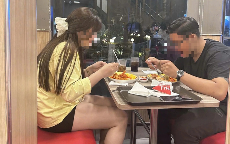 Khi thành phố chìm vào giấc ngủ, người trẻ mới bắt đầu đi ăn