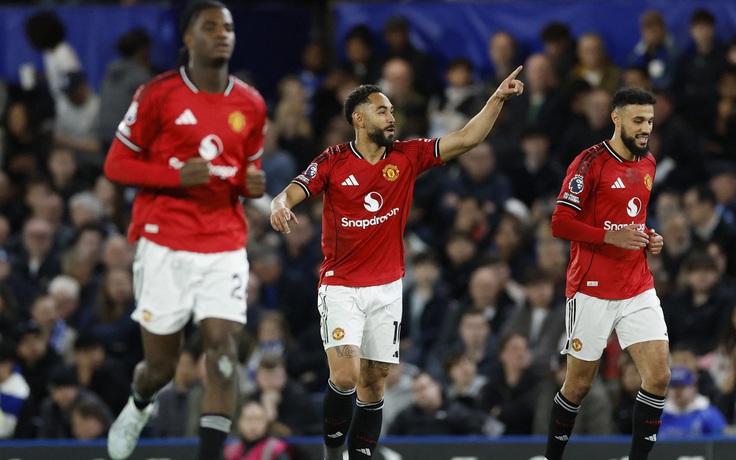 M.U đánh bại Chelsea ngay tại Stamford Bridge, Tottenham bị Brighton chia điểm phút 90+5